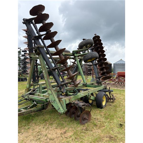 J.D. 3100 approx. 28ft. Disc #010926A, approx. 19-20in.Blades