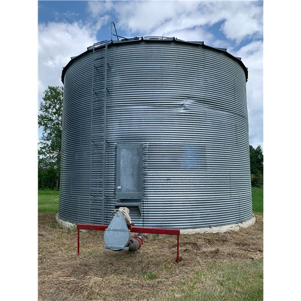 (Lots 841 & 842 are a Group Lot) 7 Ring Grain Bin on Concrete approx. 25 ft diameter c/w 3 h.p. Auge