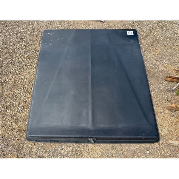 NO RESERVE 99-03 GM or Chevrolet Short box Hard Tonneau Cover