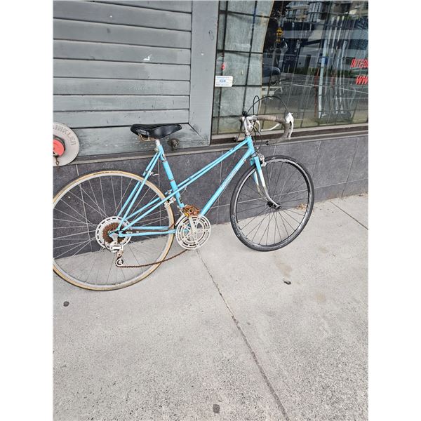 Vintage CCM Step-Through Road Bicycle – 10-Speed, Retro Charm!