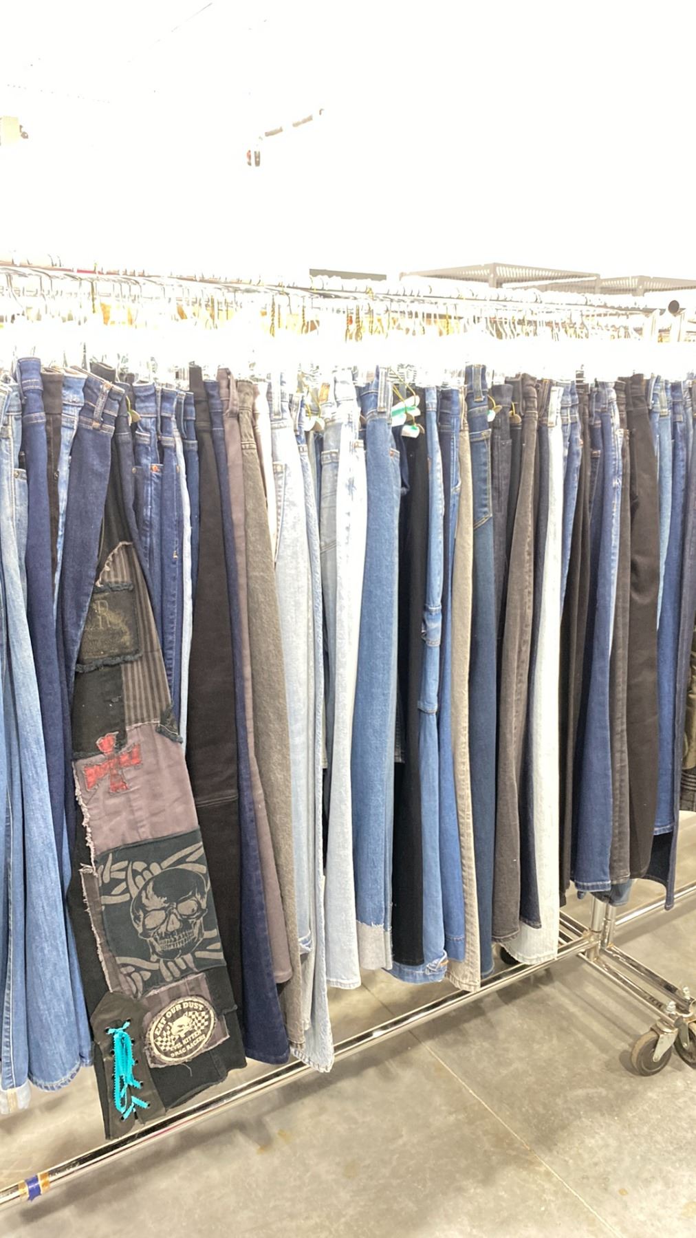 RACK OF ASSORTED WARDROBE CLOTHING *RACK INCLUDED & MUST BE TAKEN ...