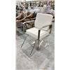 Image 1 : CHROME FINISH WHITE LEATHER SALON CHAIR