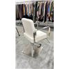 Image 2 : CHROME FINISH WHITE LEATHER SALON CHAIR