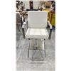 Image 3 : CHROME FINISH WHITE LEATHER SALON CHAIR