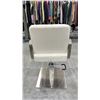 Image 4 : CHROME FINISH WHITE LEATHER SALON CHAIR