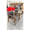 Image 2 : BLACK LEATHER CLIENT CHAIRS