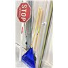 Image 3 : ASSORTED RAKES & LONG METAL PIECES