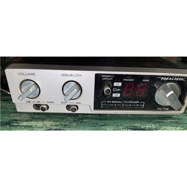 REALISTIC TRC-418 CB Radio with 2 car antennae
