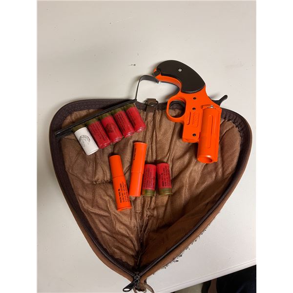 ORION flare gun with 7 flares in carrying case