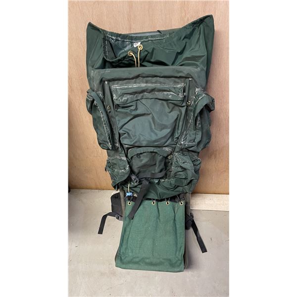 CAMP TRAILS back pack with fold-away seat