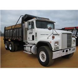 1999 IH5000 T/A DUMP