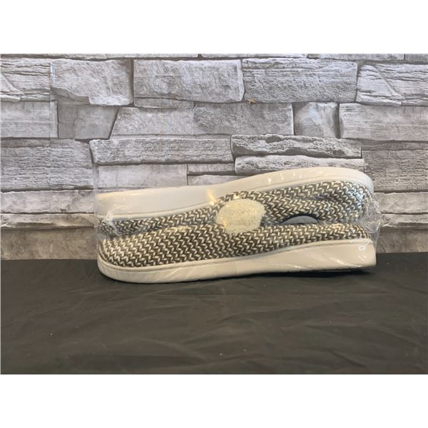 Somic Plush Slippers - Women's 6-7 -Men's 5-6 - Brown & White