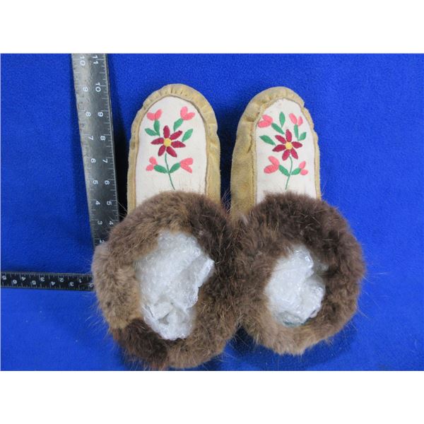 Native American Mocassins with Fur and Embroidery - 10" Sole