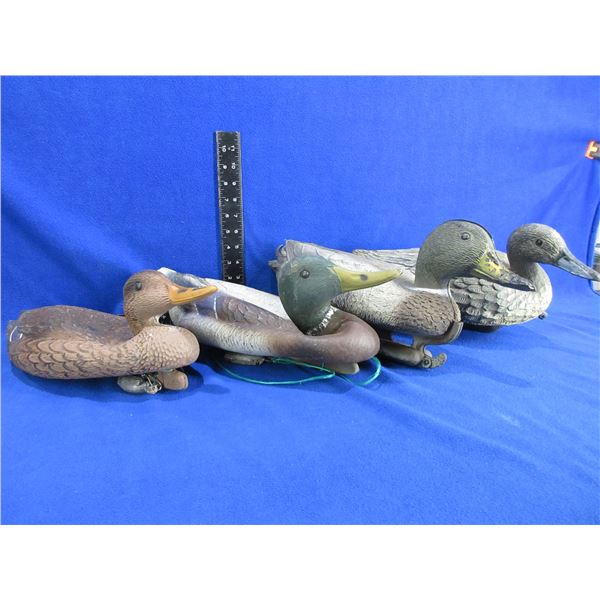 4 Vintage Duck Decoys - 2 Woodstream D-100, 1 Carry Lite, 1 Made in Italy