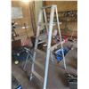 Image 1 : Aluminum 6ft Step Ladder with Paint Tray 