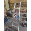 Image 2 : Aluminum 6ft Step Ladder with Paint Tray 
