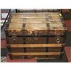 Image 1 : VINTAGE STEAMER TRUNK 32" X 23" X 20"
