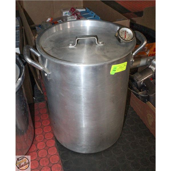 LARGE LIDDED ALUMINUM COOKING POT +
