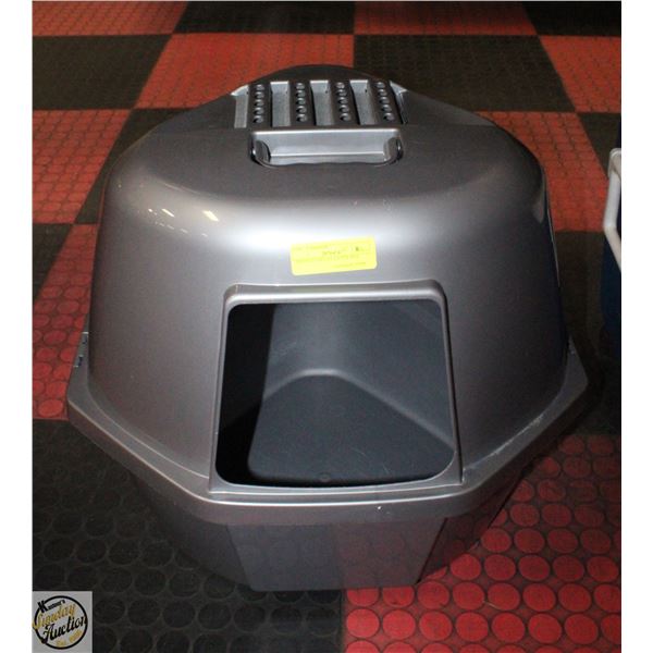 TRIANGULAR CAT LITTER BOX