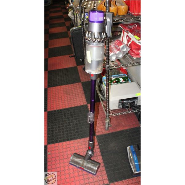 DYSON V10 VACUUM & ACCESSORIES
