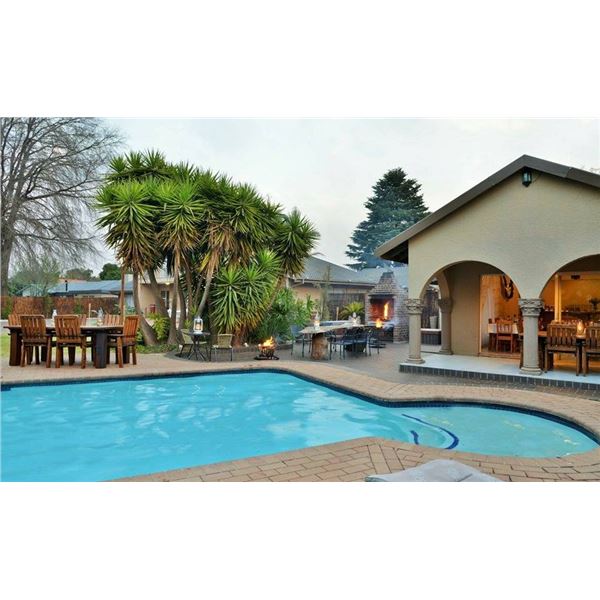 AFRICAN HUNTING GAZETTE: VIP Welcome for Two in Jo'burg!