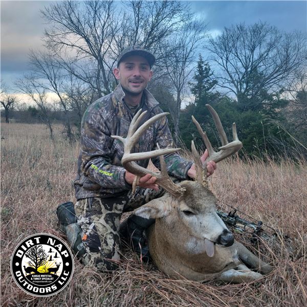 5-DAY TROPHY WHITETAIL DEER HUNT IN KANSAS FOR 2 HUNTERS
