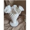 Image 4 : Fenton Hobnail Milk Glass A