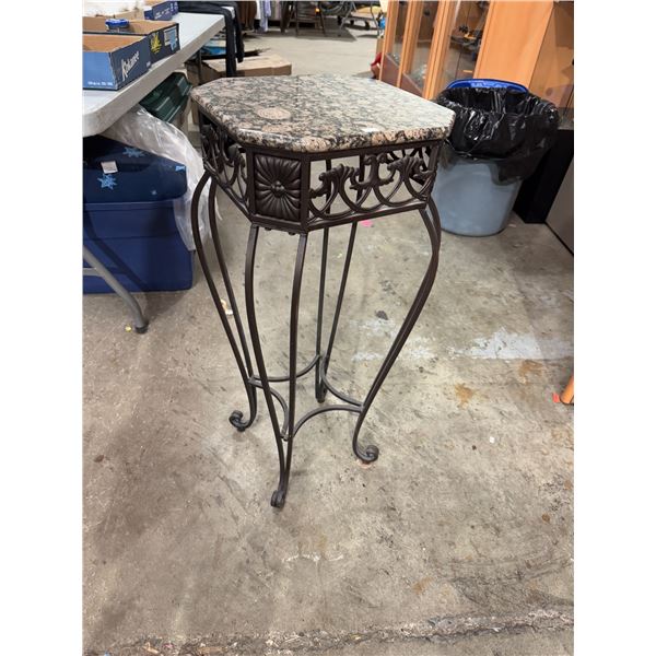 Pedestal table or plant stand