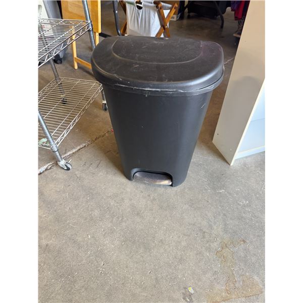 Rubbermaid garbage can
