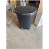 Image 1 : Rubbermaid garbage can