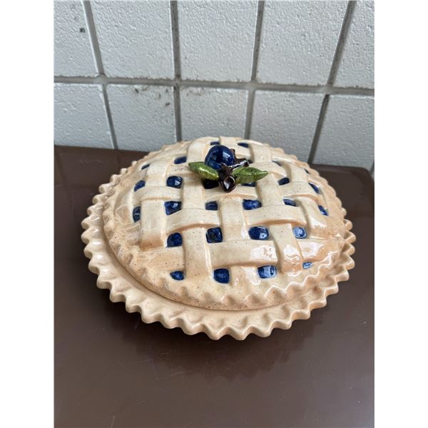 Lidded pottery pie plate