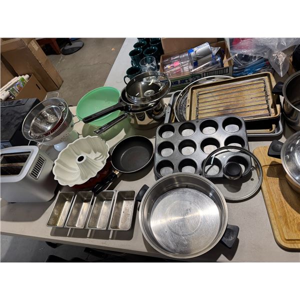 Large lot of kitchen items