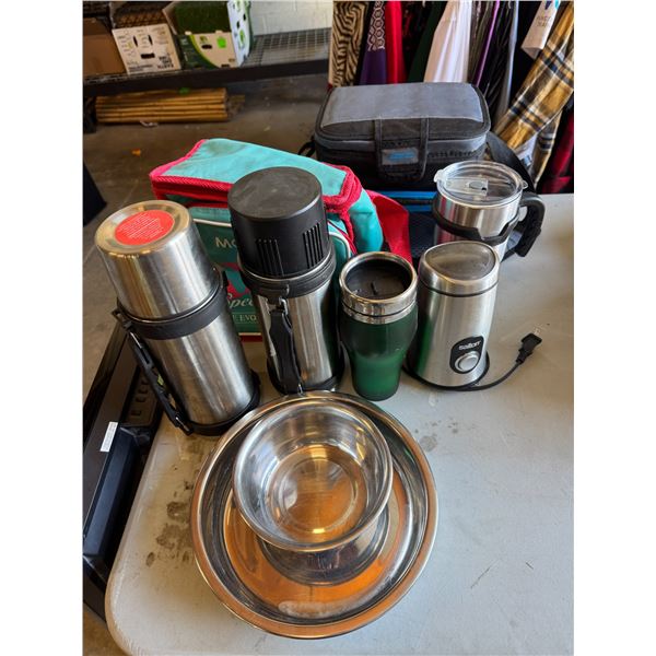Thermoses and cooler bags to go cups coffee grin