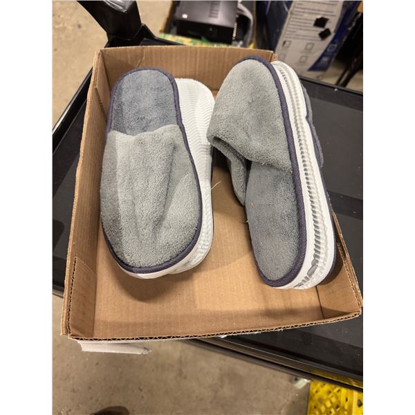 2 pair of slippers