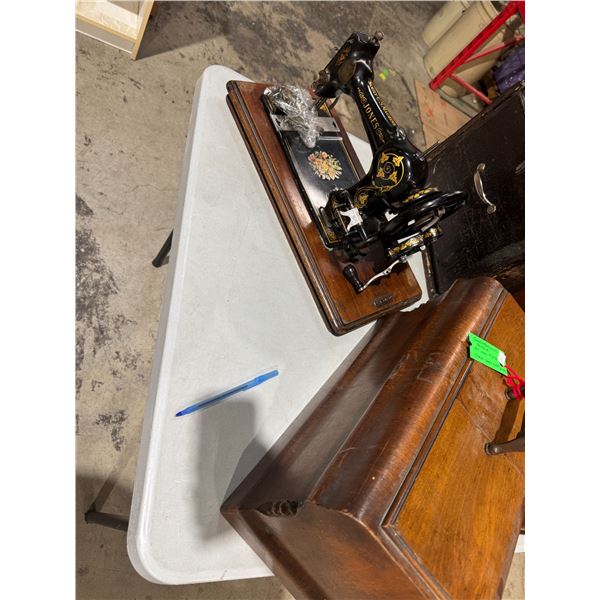 VTG portable crank sewing machine in case Jones family  U PAT8193 number 5961