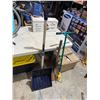 Image 1 : Shovels and weed puller