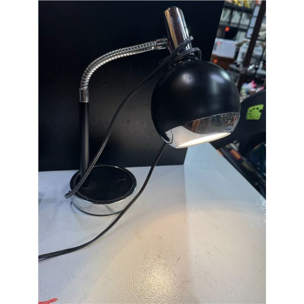 Hamilton industries model H9 vintage lamp
