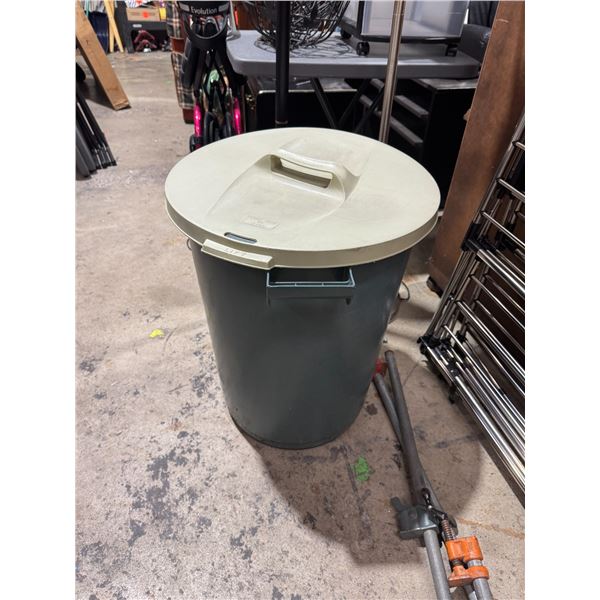 Rubbermaid Garbage can with lid