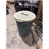 Image 1 : Rubbermaid Garbage can with lid