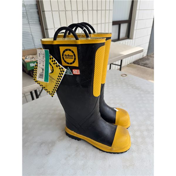 Boots size 6, new steel Toed
