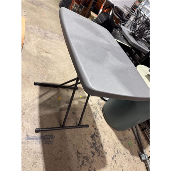 Folding table