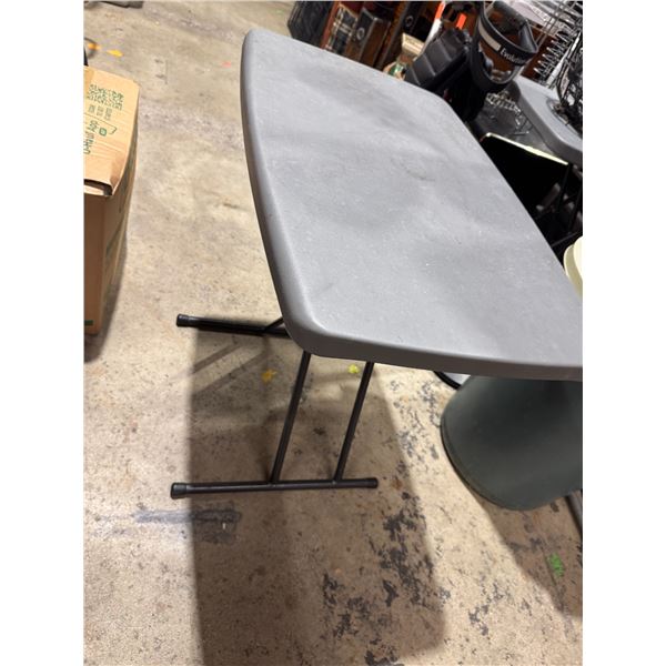 Folding table