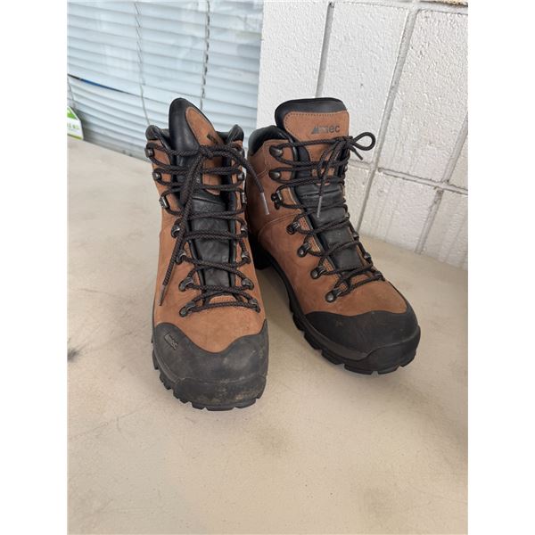 Size 11.5 mens MEC Hiking Books