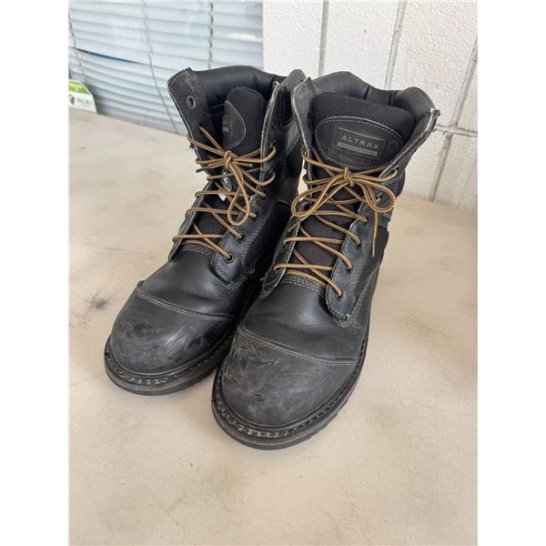Size 9 Mens Altra Industrial hardly used Steel Toed work boots