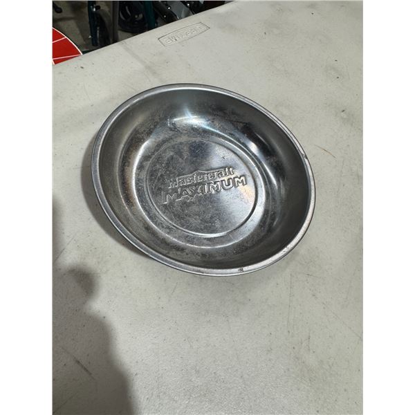 Magnetic tray