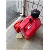Image 1 : Fuel containers