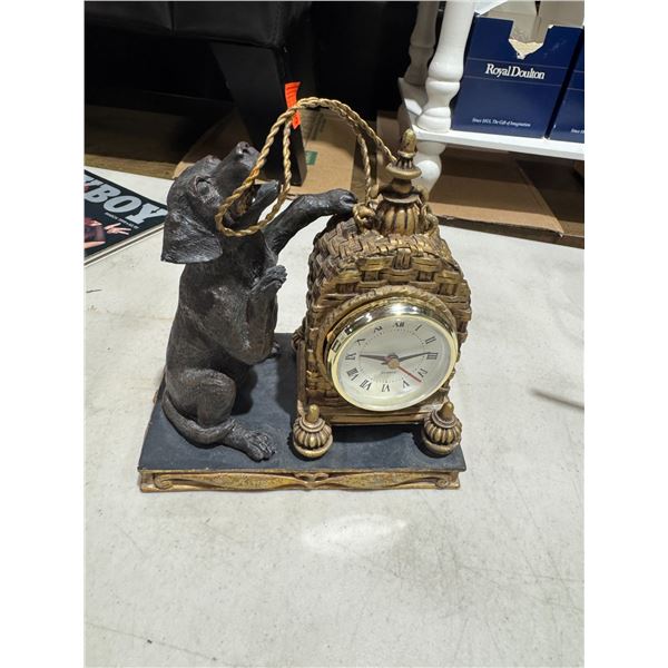 Retriever dog clock working