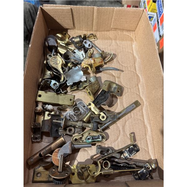 Mixed vintage hardware bits