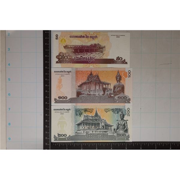 3 CAMBODIA CRISP UNC BILLS: 2002-50 RIELS,