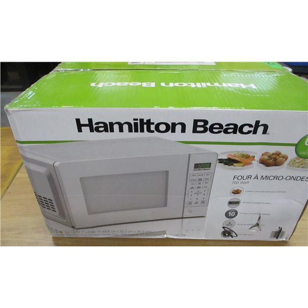 SHELF PULLS (AS IS):  HAMILTON BEACH 1.7 CU FT MICROWAVE OVEN (700 WATT)